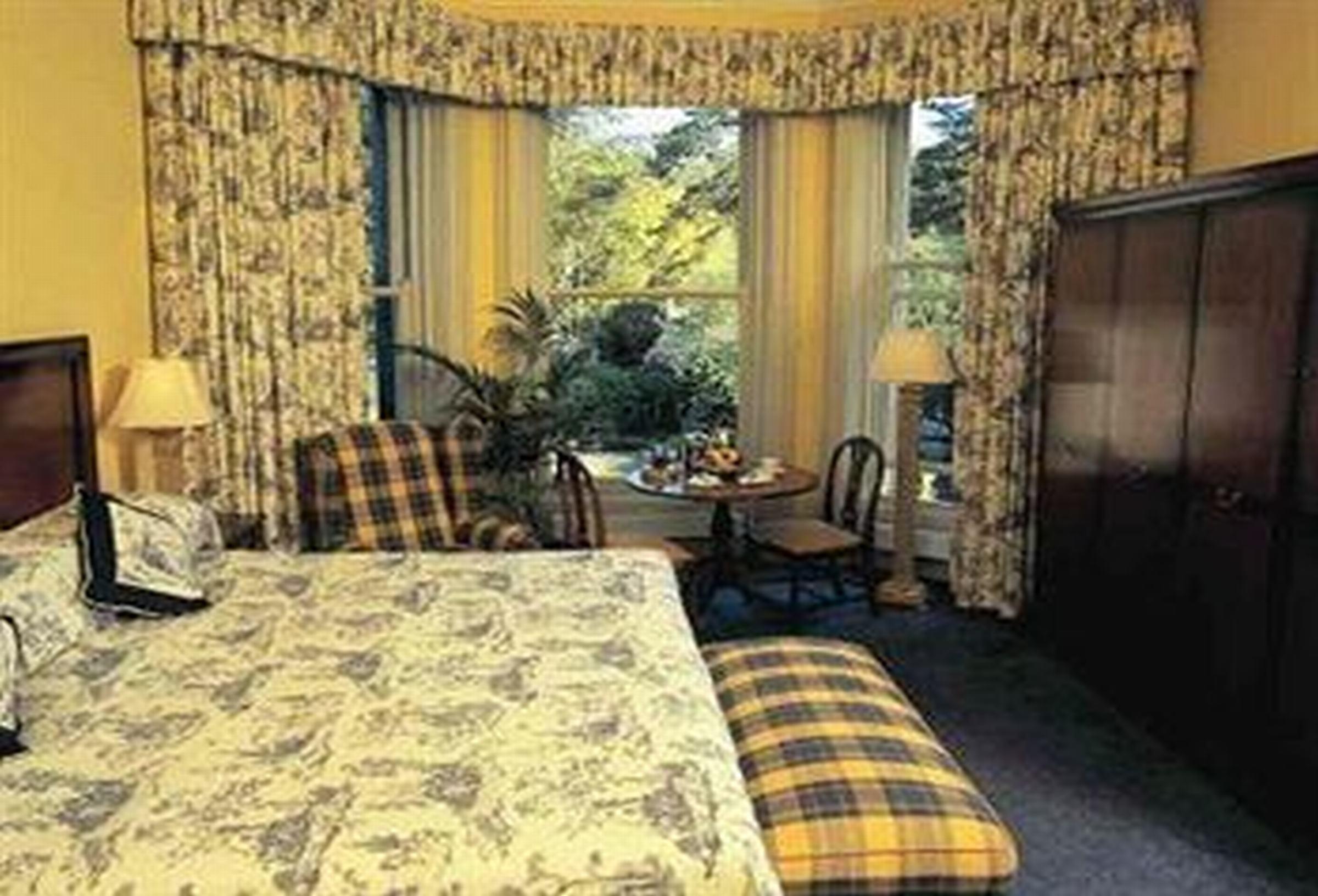 The Culloden Estate And Spa Holywood  Habitación foto A bedroom at the Inn