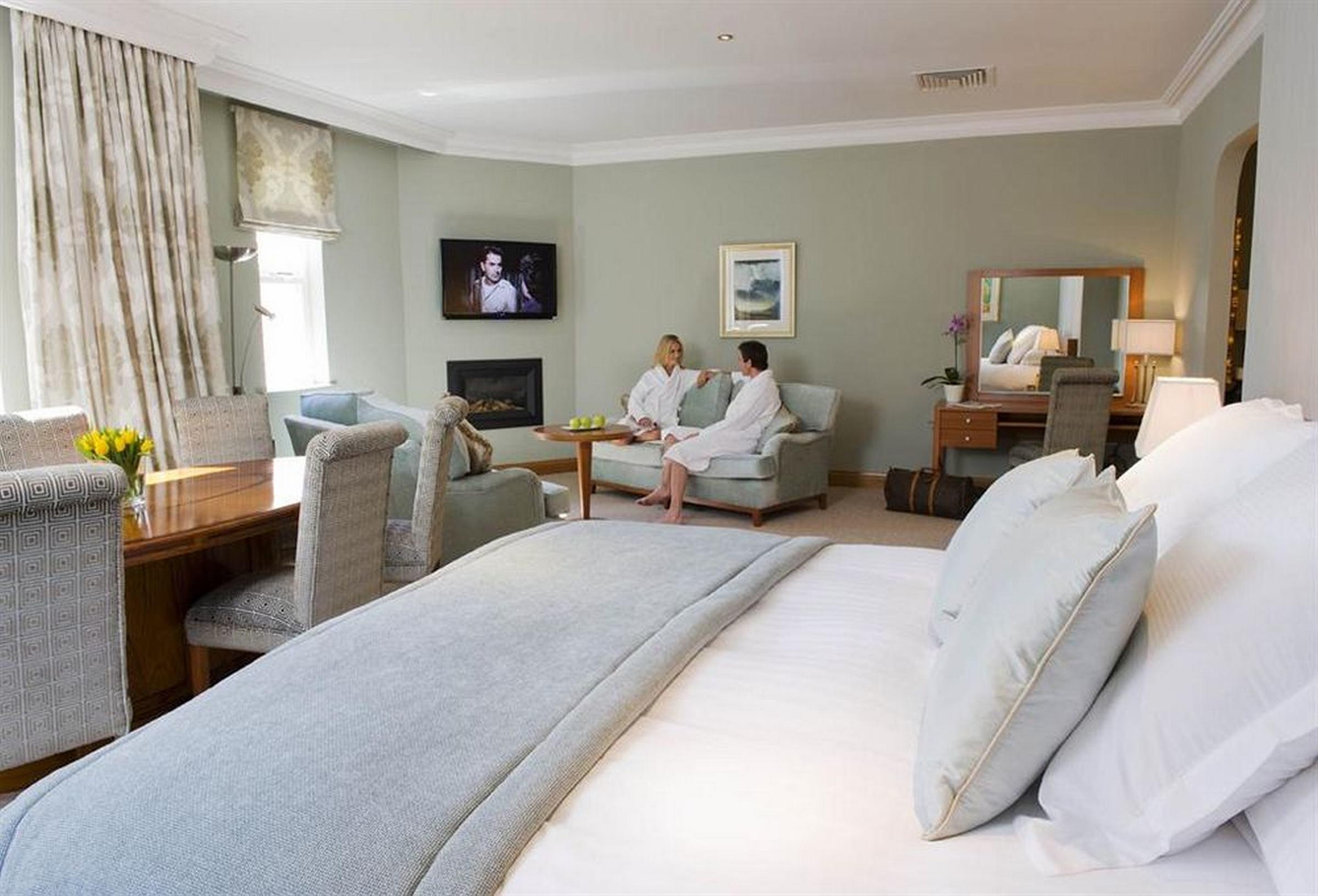 The Culloden Estate And Spa Holywood  Habitación foto A suite at the hotel